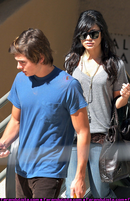 vanessa-hudgens-zac-efron-item-02.jpg