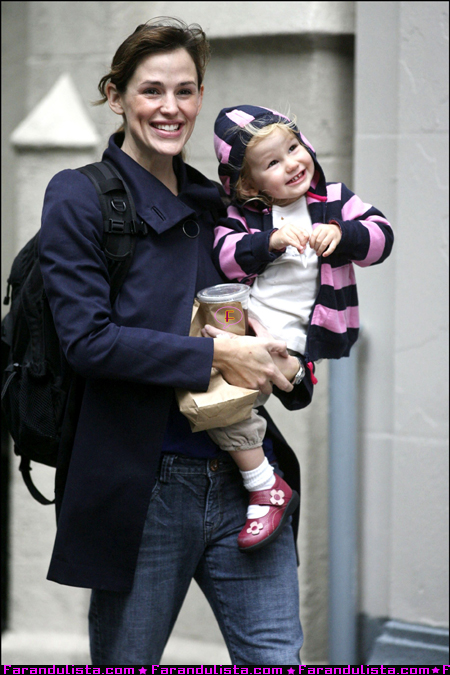 jennifer-garner-and-daughter-violet-in-new-york-02.jpg