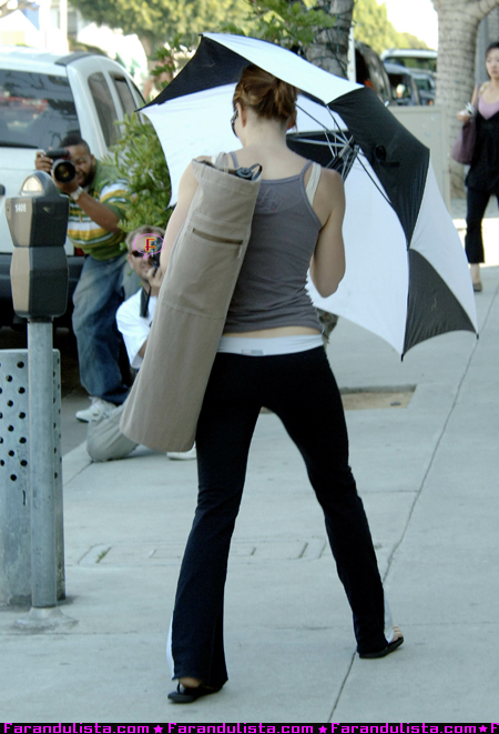 jessica-biel-with-an-umbrella-leaving-yoga-class-santa-monica-01.jpg