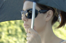 Jessica Biel ataca a un paparazzi con su sombrilla