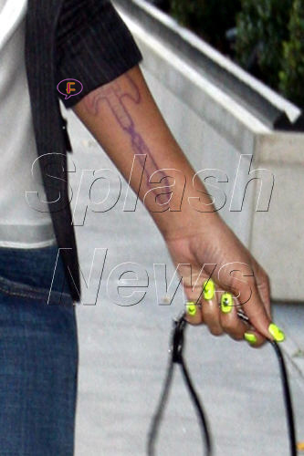 rihanna-big-tattoo-01.jpg