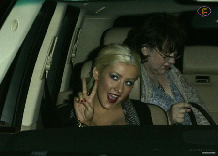 Christina Aguilera y su barriguita creciendo... chrisina-aguilera-and-hubby-04.jpg