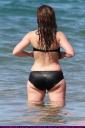 jennifer_love_hewitt_bikini_candids-02.jpg