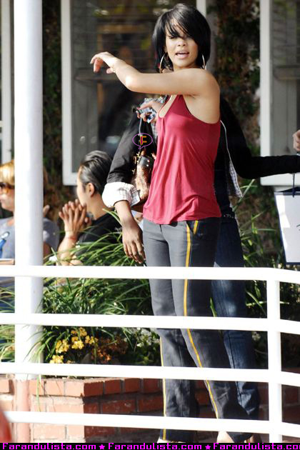 rihanna-candids-02.jpg