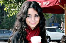 Vanessa Hudgens tomando cafe en L.A