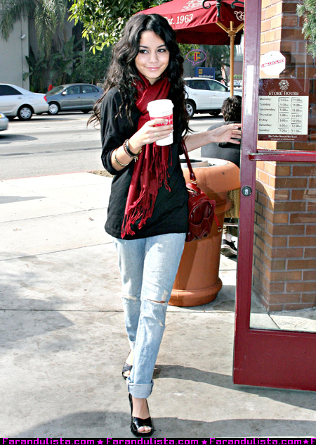 vanessa-hudgens-coffee-04.jpg