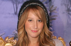 Una nueva Ashley Tisdale aparece en evento de navidad