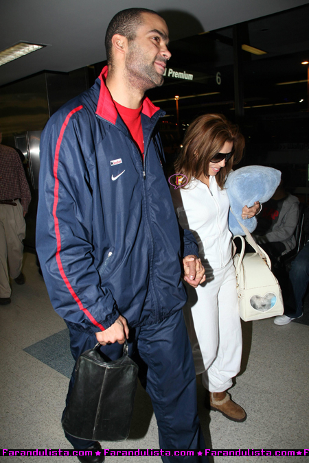 eva_longoria_leaves_los_angeles_with_tony_parker_04.jpg