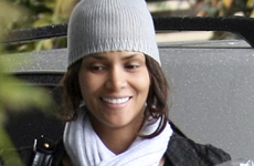 Halle Berry muy sonriente en navidad