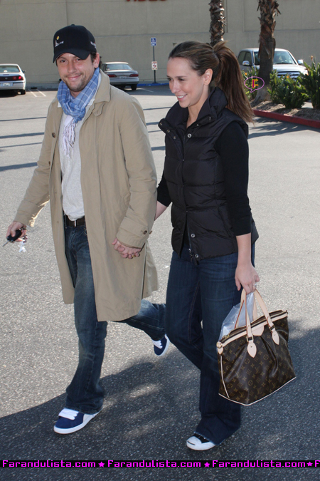 jennifer-love-hewitt-with-boyfriend-shopping-in-la-01.jpg