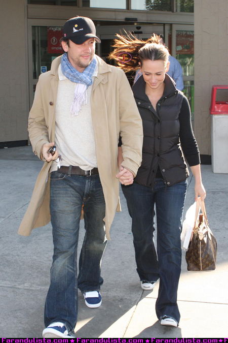 jennifer-love-hewitt-with-boyfriend-shopping-in-la-02.jpg