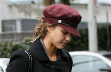 Jessica Alba orgullosa de su barriguita no posara desnuda