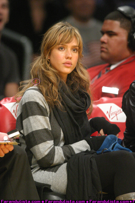 jessica-alba-cash-warren-lakers-game-02.jpg