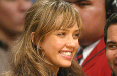 Jessica Alba en el juego de los Lakers