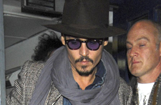 Johnny Depp es el Mejor en Hollywood dando autografos