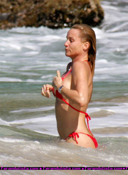 nicolette_sheridan_in_bikini_in_saint_barth_01.jpg