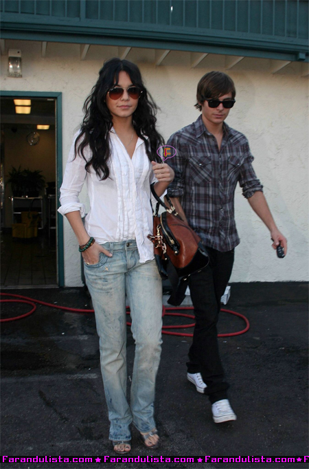 vanessa-hudgens-and-zac-efron-in-hollywood-06.jpg