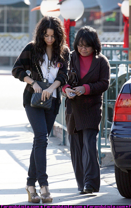 vanessa-hudgens-candids-04.jpg