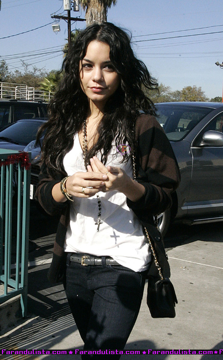 vanessa-hudgens-candids-05.jpg