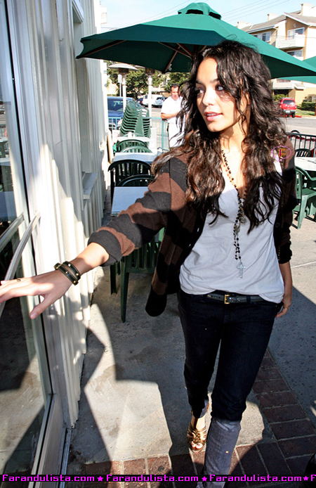 vanessa-hudgens-candids-06.jpg