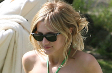 Ashlee Simpson en bikini con Peter Wentz en shorts