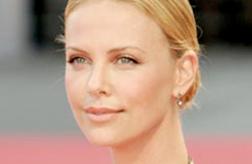 Charlize Theron y su desliz geografico