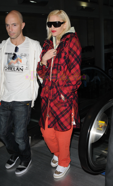 gwen-stefani-at-lax-airport-01.jpg