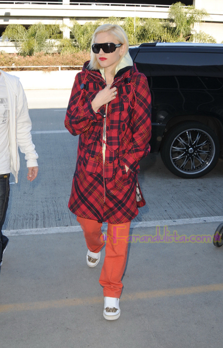 gwen-stefani-at-lax-airport-02.jpg