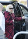 gwen-stefani-at-lax-airport-03.jpg