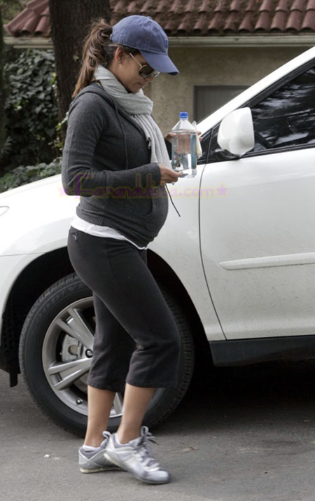 halle-berry-huge-belly-01.jpg