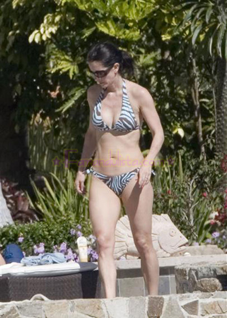 jennifer-aniston-courtney-cox-mexico-bikini-pic-05.jpg