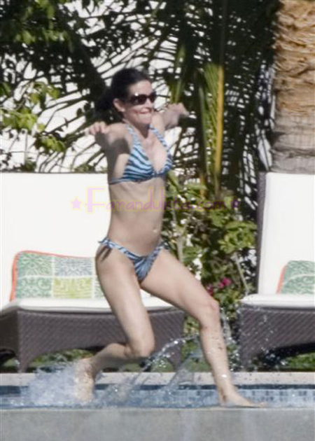 jennifer-aniston-courtney-cox-mexico-bikini-pic-06.jpg