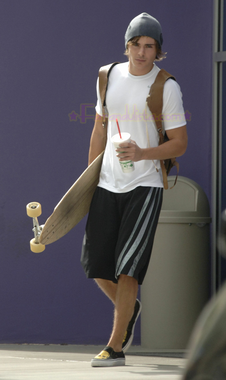 zac-efron-skateboard-01.jpg