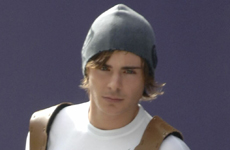 Zac Efron recuperandose tras operacion