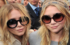 Ashley y Mary-Kate Olsen en el Chanel Fashion Show