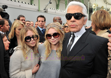 ashley-mary-kate-olsen-chanel-fashion-show-02.jpg