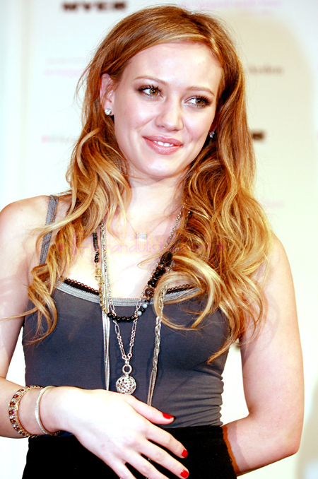 hilary-duff-lauches-her-new-fragance-in-australia-04.jpg