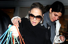 Jennifer Lopez aun embarazada va de compras