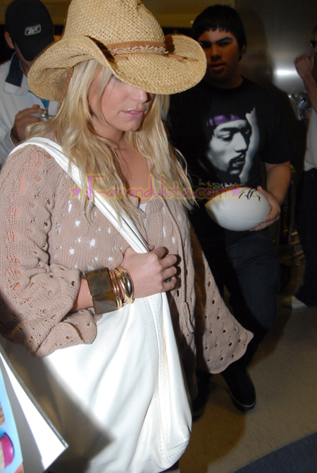 jessica-simpson-at-lax-airport-01.jpg