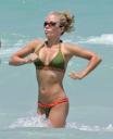 kendra-wilkinson-bikini-candids-04.jpg