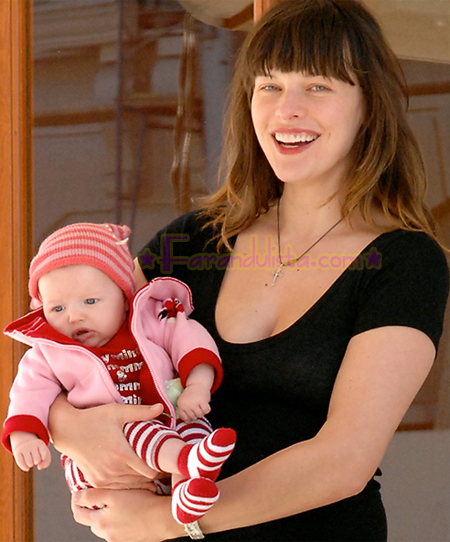 mila-jovovich-and-baby-ever-001.jpg