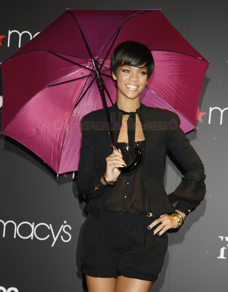 rihanna-at-the-launch-of-her-umbrellas-for-totes-at-macys-05.jpg