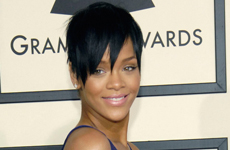 Rihanna en los Grammy 2008 – Alfombra Roja & Show