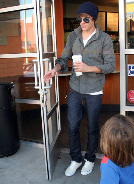 zac-efron-starbucks-01.jpg