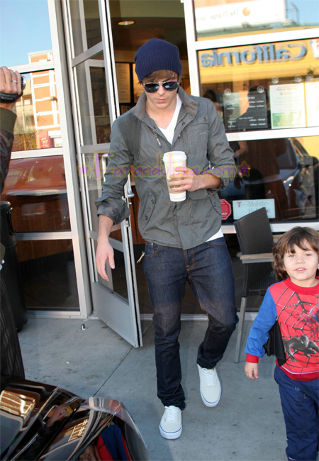 zac-efron-starbucks-02.jpg