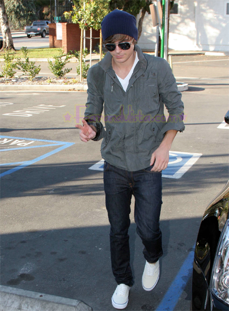 zac-efron-starbucks-03.jpg