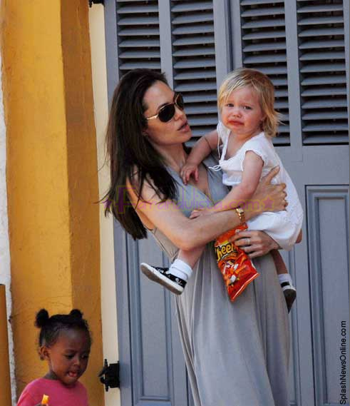 angelina-jolie-with-brangelina-babies-04.jpg