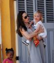 angelina-jolie-with-brangelina-babies-04.jpg