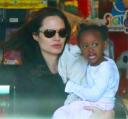 angelina-jolie-zahara-shopping-02.jpg