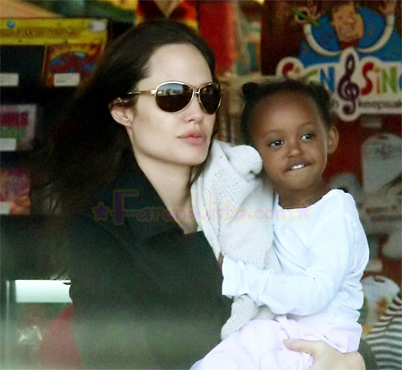 angelina-jolie-zahara-shopping.jpg